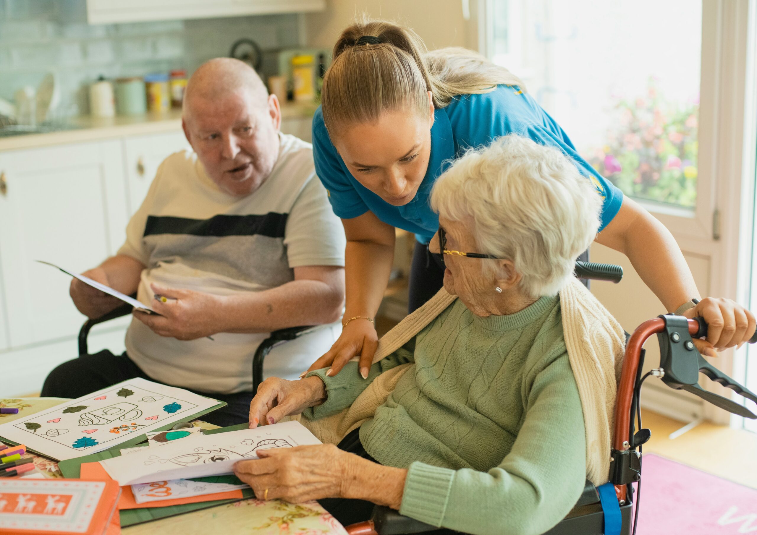 사회복지사가 요양을 해주고 있는 모습이 담긴 사진
